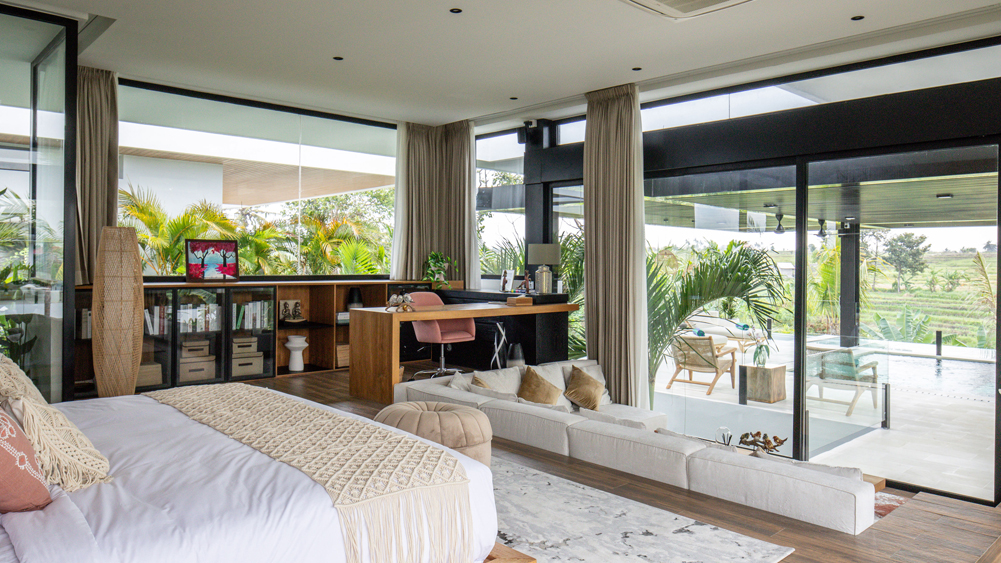 Villa Norbu - Opulent master bedroom with terrace and plunge pool